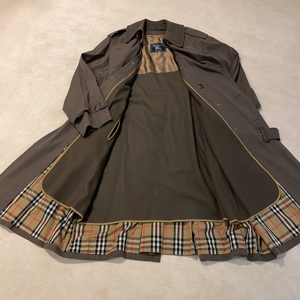 . Burberry Mens Trench coat size 44R AUTHENTIC